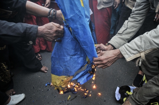 Kecam Politikus Rasmus Paludan, Massa Bela Alquran Bakar Bendera Swedia di Kedubes