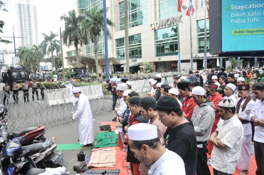 Kecam Politikus Rasmus Paludan, Massa Bela Alquran Bakar Bendera Swedia di Kedubes