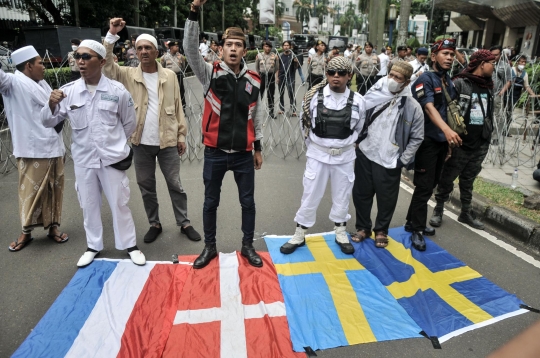 Kecam Politikus Rasmus Paludan, Massa Bela Alquran Bakar Bendera Swedia di Kedubes