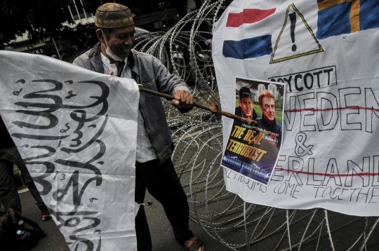 Kecam Politikus Rasmus Paludan, Massa Bela Alquran Bakar Bendera Swedia di Kedubes