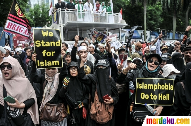 Massa gabungan Ormas Islam saat menggelar Aksi Bela Alquran di depan Kantor Kedutaan Besar Swedia, Kuningan, Jakarta Selatan, Senin (30/1/2023).