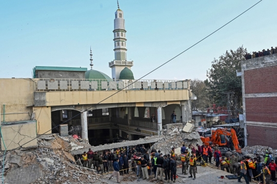 Suasana Mencekam Usai Bom Meledak di Masjid Polisi Pakistan, 25 Tewas dan 120 Terluka