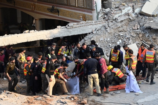 Suasana Mencekam Usai Bom Meledak di Masjid Polisi Pakistan, 25 Tewas dan 120 Terluka