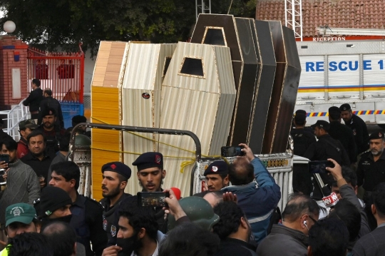 Suasana Mencekam Usai Bom Meledak di Masjid Polisi Pakistan, 25 Tewas dan 120 Terluka