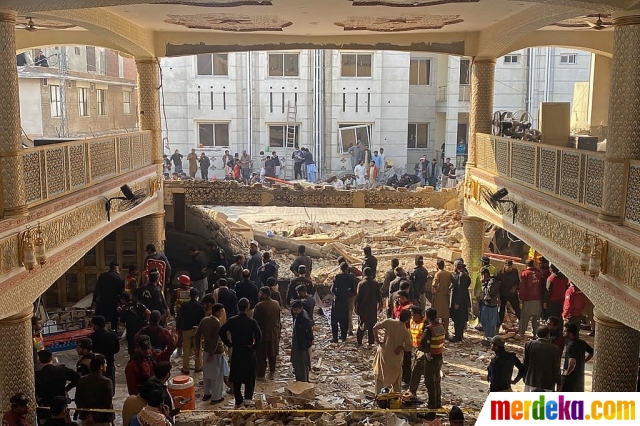 Petugas keamanan memeriksa lokasi ledakan masjid di dalam markas polisi di Peshawar, Pakistan, Senin (30/1/2023). Sedikitnya 25 orang tewas dalam ledakan bom di masjid markas kepolisian Peshawar di Pakistan.