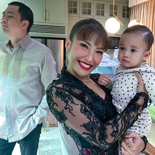 Momen Lucu Ayu Dewi Gendong Rayyanza, Netizen 'Cipung Cute Overload'
