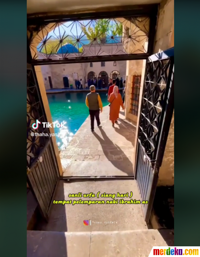 Danau bersejarah tersebut tak lain terletak di wilayah Sanliurfa, suatu daerah yang terkenal dengan sebutan kota para nabi. Danau dengan air jernih ini disebut-sebut merupakan saksi bisu dari peristiwa pembakaran Nabi Ibrahim oleh Raja Namrud. 