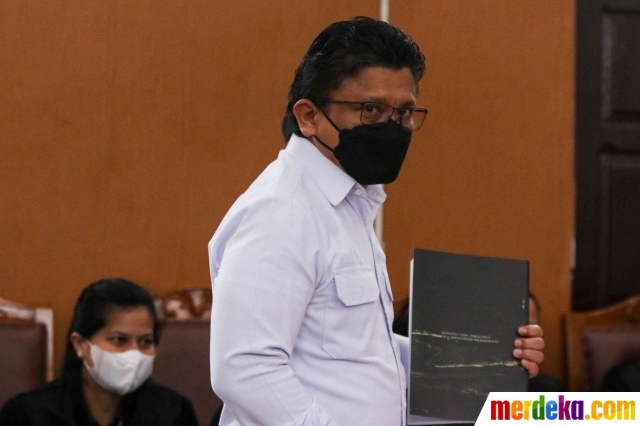 Terdakwa kasus dugaan pembunuhan berencana Brigadir Yosua, Ferdy Sambo saat mengikuti sidang lanjutan di PN Jakarta Selatan, Jakarta, Selasa (31/1/2023). Sidang tersebut beragenda pembacaan duplik oleh penasihat hukum. 
