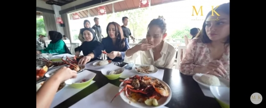 Bunda Corla Lahap Banget saat Makan Kepiting, Pas Tahu Harganya Langsung Melongo