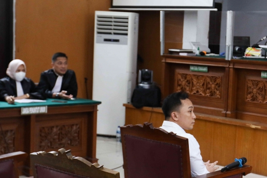 Senyuman Tipis Ricky Rizal Jalani Sidang Duplik Kasus Pembunuhan Brigadir J