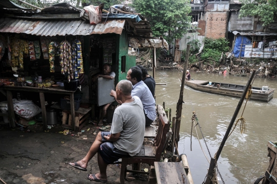 Potret Warga Bantaran Ciliwung Menanti Janji Normalisasi