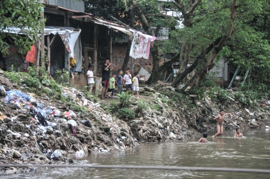 Potret Warga Bantaran Ciliwung Menanti Janji Normalisasi