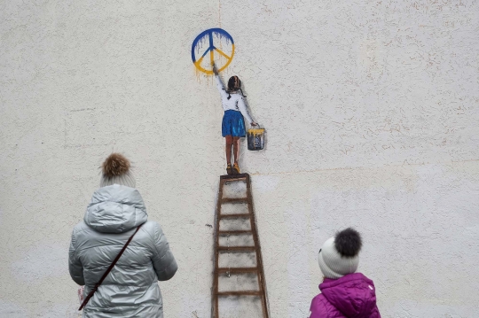 Potret Mural Setop Perang Hiasi Bekas Gempuran Rusia di Ukraina