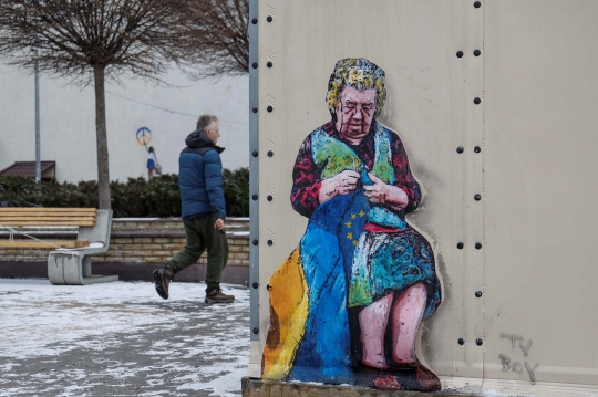 Potret Mural Setop Perang Hiasi Bekas Gempuran Rusia di Ukraina