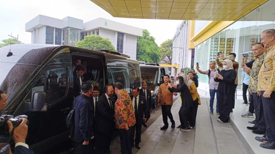 Momen Akrab dan Tawa Lepas Surya Paloh Bertemu Airlangga di DPP Golkar