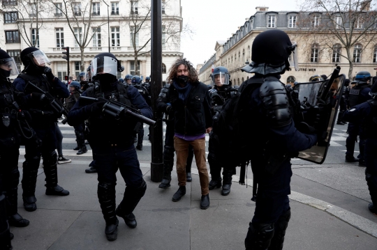 Protes Reformasi Pensiun Macron Bentrok, Satu Juta Pekerja di Prancis Turun ke Jalan
