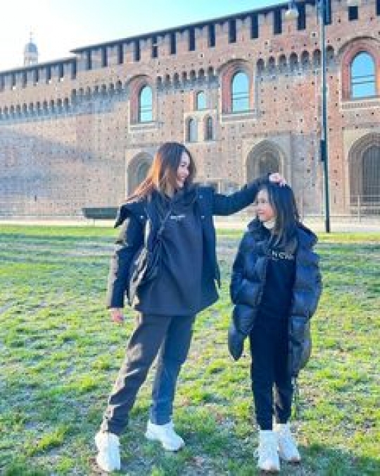 Potret Ayu Ting Ting Liburan di Milan, Penampilan Bilqis Bak Anak Remaja