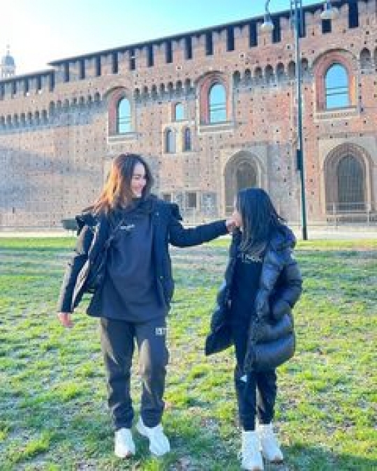 Potret Ayu Ting Ting Liburan di Milan, Penampilan Bilqis Bak Anak Remaja