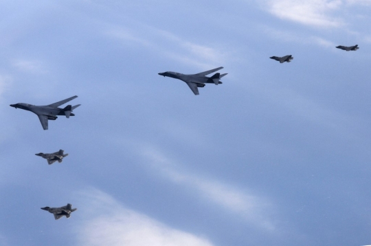 Tanggapi Ancaman Korut, Dua Pesawat Pembom Nuklir AS Menantang di Semenanjung Korea