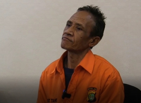 Gaya Santai Wowon alias Dukun Aki, Pembunuh Berantai saat Diperiksa Penyidik