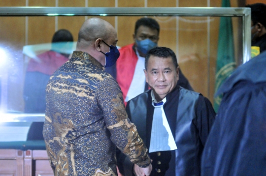 Ekspresi Teddy Minahasa Didakwa Jual Sabu Sitaan yang Ditukar dengan Tawas