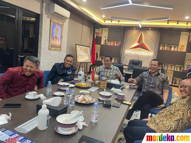 Calon presiden Partai NasDem Anies Baswedan bertemu Ketua Umum Partai Demokrat Agus Harimurti Yudhoyono (AHY), di Kantor DPP Partai Demokrat, Jakarta, Kamis (2/2). 

Pertemuan tersebut juga didampingi oleh perwakilan tim kecil dari masing-masing partai politik mitra koalisi. 
