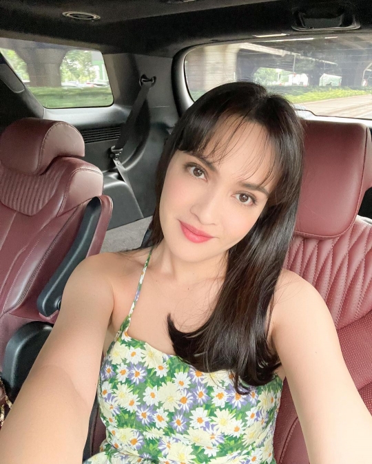 Cantiknya Shandy Aulia Pose di Dalam Mobil, Netizen 'Seperti Masih Gadis'