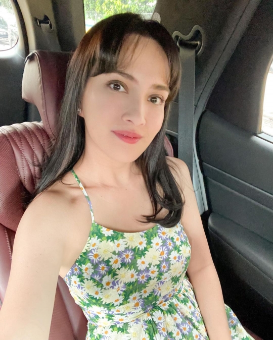 Cantiknya Shandy Aulia Pose di Dalam Mobil, Netizen 'Seperti Masih Gadis'