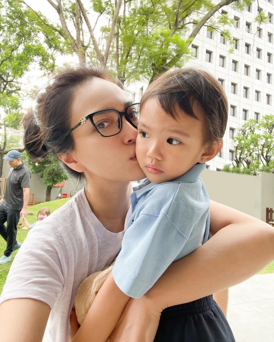 Cantiknya Shandy Aulia Pose di Dalam Mobil, Netizen 'Seperti Masih Gadis'