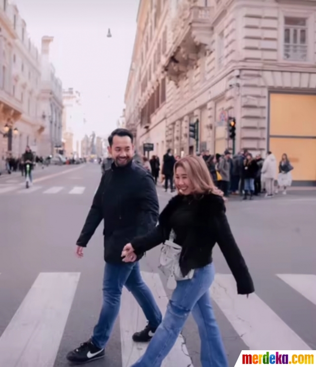 Ini potret Kiky Saputri dan suami saat jalan-jalan ke Eropa. Terlihat pasangan ini tengah berada di Roma, Italia. Kiky terlihat menggandeng tangan suaminya dengan mesra saat akan menyeberang jalan.