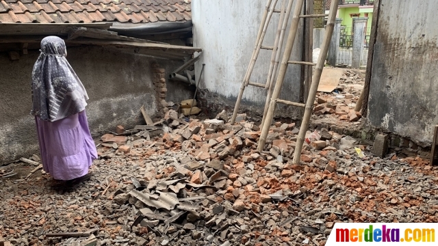 daerah terdampak paling parah akibat gempa berkekuatan magnitudo 4,3 itu adalah Kecamatan Pasirwangi dan Samarang.