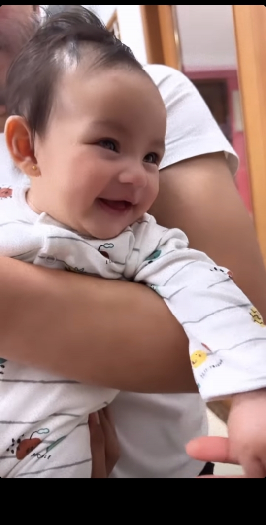 5 Potret Terbaru Baby Khadeejah Anak Kartika Putri, Senyumnya Gemesin Banget