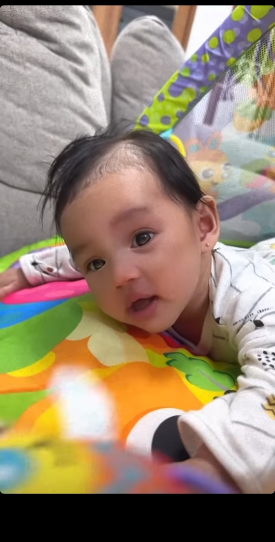 5 Potret Terbaru Baby Khadeejah Anak Kartika Putri, Senyumnya Gemesin Banget
