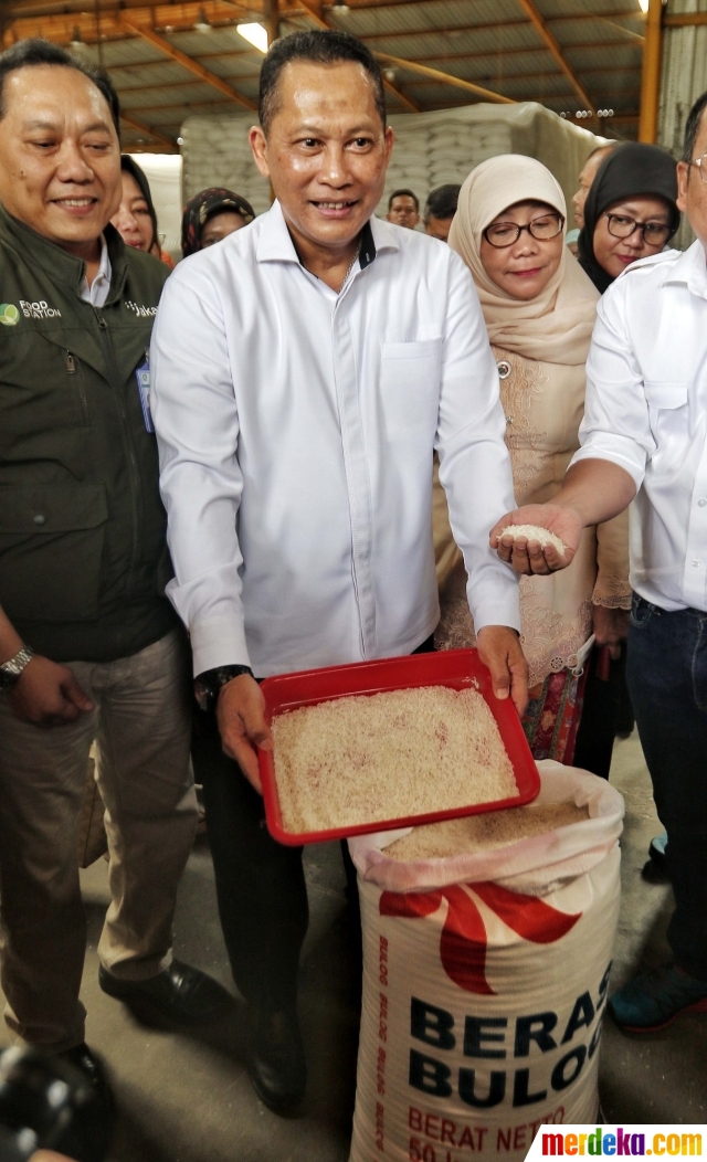 Direktur Utama Perum Bulog Budi Waseso atau Buwas melakukan sidak (inspeksi mendadak) ke gudang beras di pasar Induk Beras Cipinang, Jakarta Timur, Jumat (3/2/2023).
