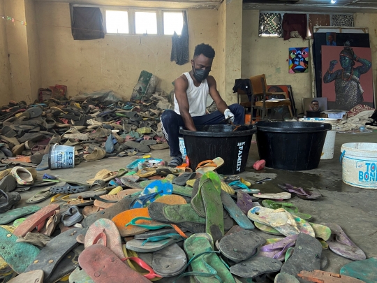 Kreativitas Seniman Nigeria Menyulap Sandal Bekas Jadi Karya Menakjubkan