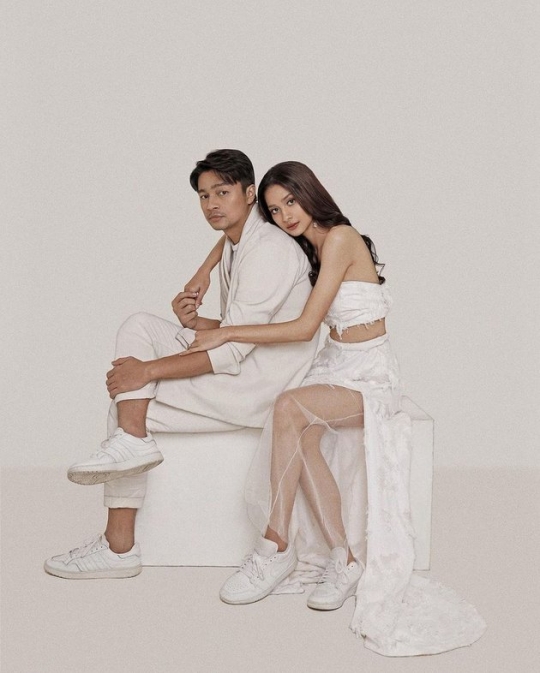 Akhirnya Dirilis, Ini 5 Potret Mesra Prewedding Mikha Tambayong dan Deva Mahenra