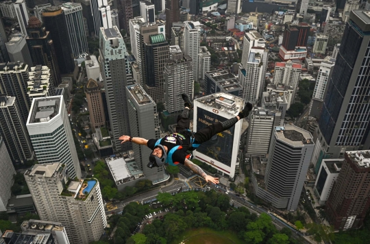 Ramai-Ramai Terjun Bebas dari Kuala Lumpur Tower Setinggi 300 Meter