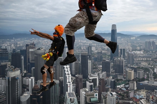 Ramai-Ramai Terjun Bebas dari Kuala Lumpur Tower Setinggi 300 Meter