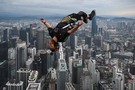 Ramai-Ramai Terjun Bebas dari Kuala Lumpur Tower Setinggi 300 Meter