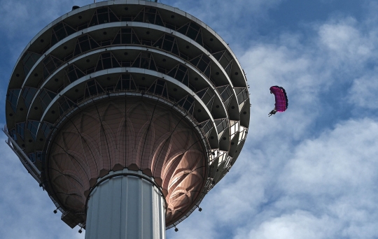 Ramai-Ramai Terjun Bebas dari Kuala Lumpur Tower Setinggi 300 Meter