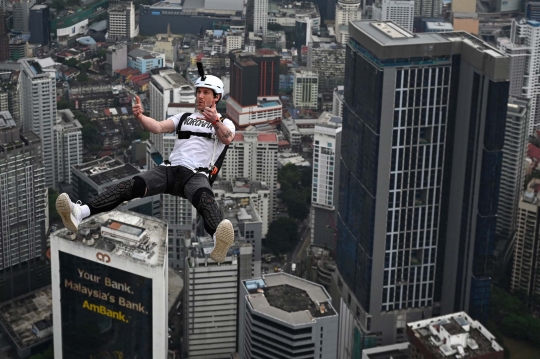 Ramai-Ramai Terjun Bebas dari Kuala Lumpur Tower Setinggi 300 Meter