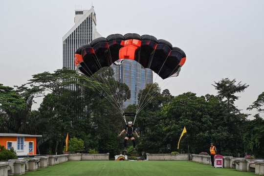 Ramai-Ramai Terjun Bebas dari Kuala Lumpur Tower Setinggi 300 Meter