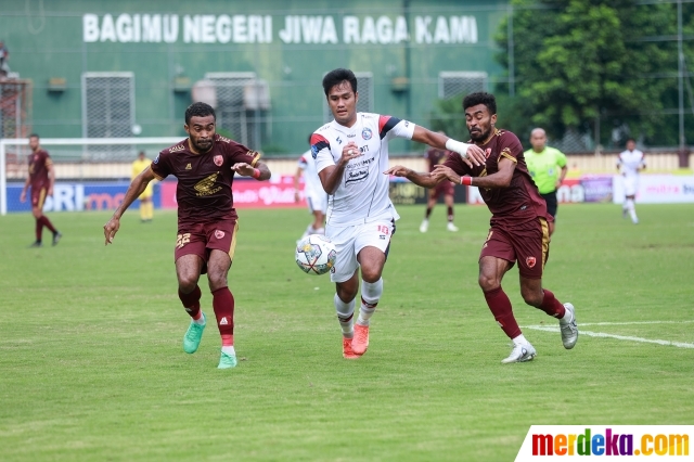 Pemain Arema FC Muhammad Rafli berusaha menerobos kawalan dua pemain PSM Makassar, Yance Sayuri dan Yakob Sayuri saat bertanding dalam laga lanjutan BRI Liga 1 di Stadion PTIK, Jakarta, Sabtu (4/2/2023). Dalam laga ini Arema FC harus mengakui keunggulan PSM Makassar dengan skor 0-1. Ini merupakan kekalahan kelima beruntun bagi Arema FC.