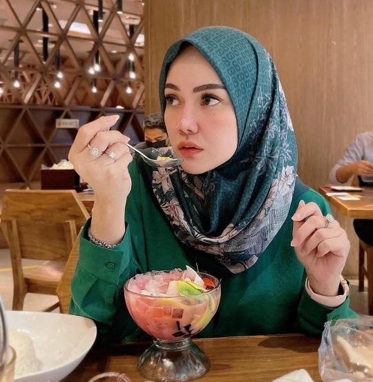 Jarang Tersorot, Ini Potret Cantik Adelia Putri Kakak Shandy Aulia yang Berhijab