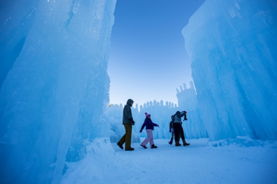 Menjelajahi Kastil Es AS di Tengah Angin Dingin Minus 17 Derajat Celcius