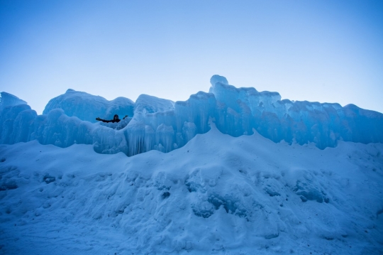 Menjelajahi Kastil Es AS di Tengah Angin Dingin Minus 17 Derajat Celcius