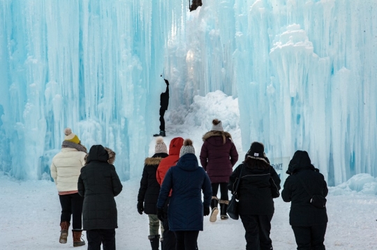 Menjelajahi Kastil Es AS di Tengah Angin Dingin Minus 17 Derajat Celcius