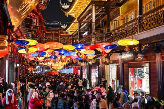 Akhiri Perayaan Imlek, Warga China Padati Festival Lampion di Taman Yu