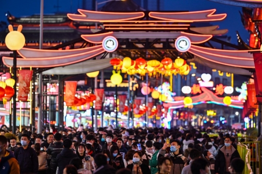 Akhiri Perayaan Imlek, Warga China Padati Festival Lampion di Taman Yu