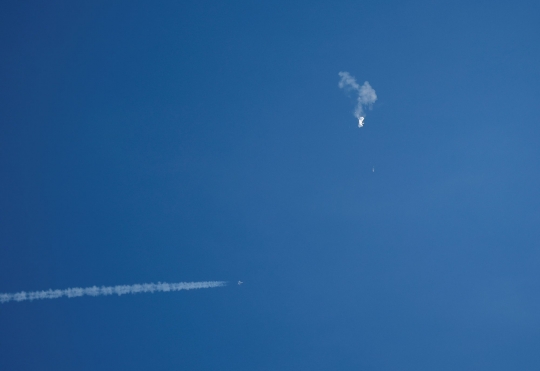 Momen Balon Mata-Mata China di Tembak Jatuh Jet Tempur AS